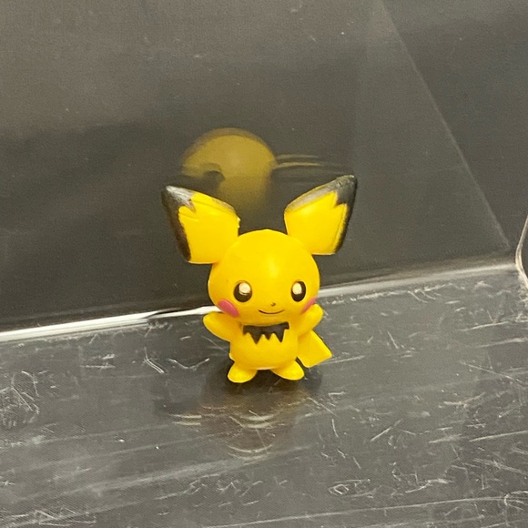 Pokémon book with Pikachu gold card and figurines - Picture 2 of 4